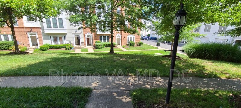 2205 Highbourne Dr in Woodbridge, VA - Foto de edificio