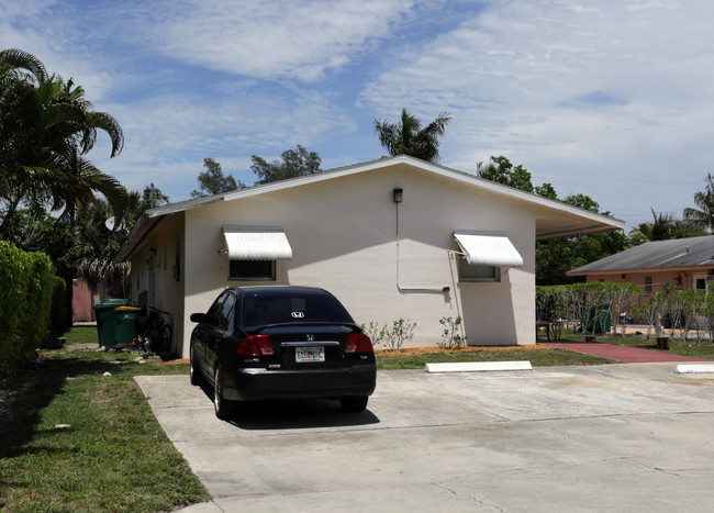 2431 Washington Ave in Naples, FL - Foto de edificio - Building Photo