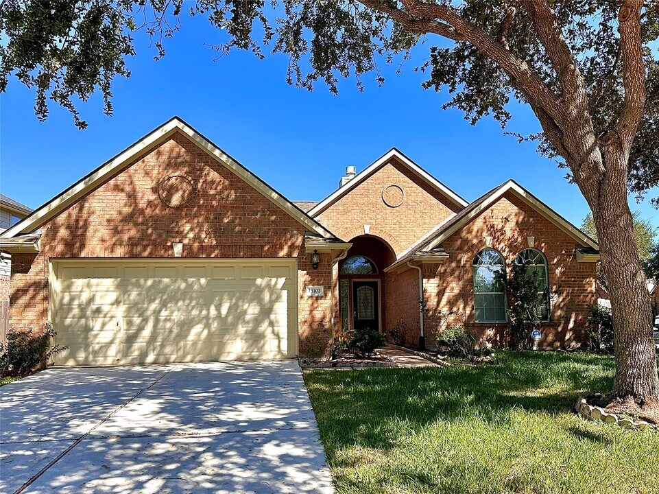 15102 Millers Run Ln in Sugar Land, TX - Building Photo
