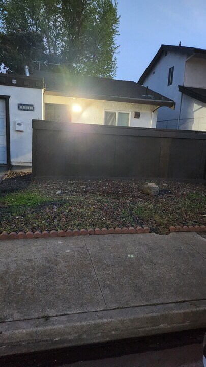 466 Amador Cir in Manteca, CA - Foto de edificio