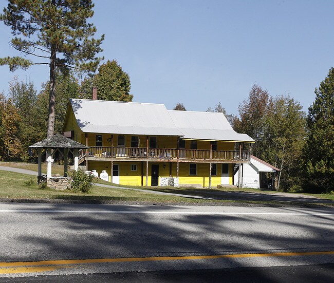 2455 State Route 8 in Lake Pleasant, NY - Foto de edificio - Building Photo