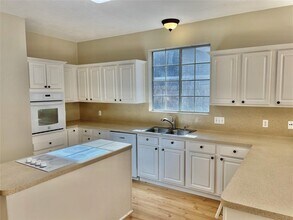 8806 Edenbridge St in Spring, TX - Building Photo - Building Photo