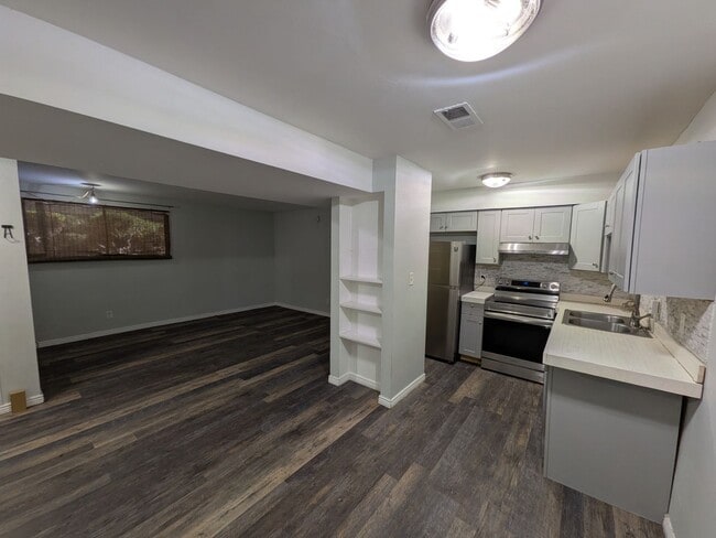 5300 E Cherry Creek S Dr in Denver, CO - Foto de edificio - Building Photo