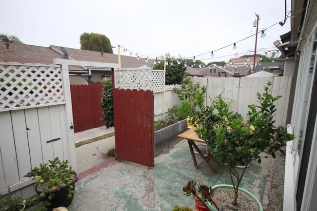 2434 Oak St, Unit A in Santa Monica, CA - Building Photo - Building Photo