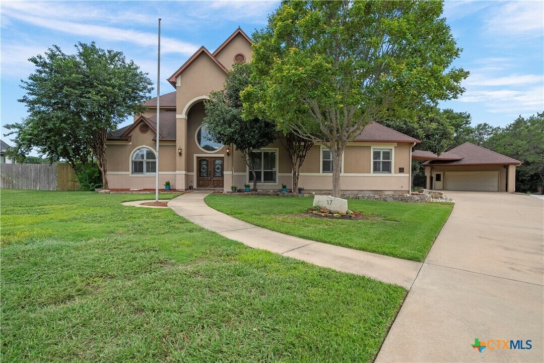 17 Horseshoe Ct in New Braunfels, TX - Building Photo
