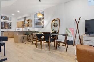 2433 S Plum St in Seattle, WA - Building Photo - Building Photo