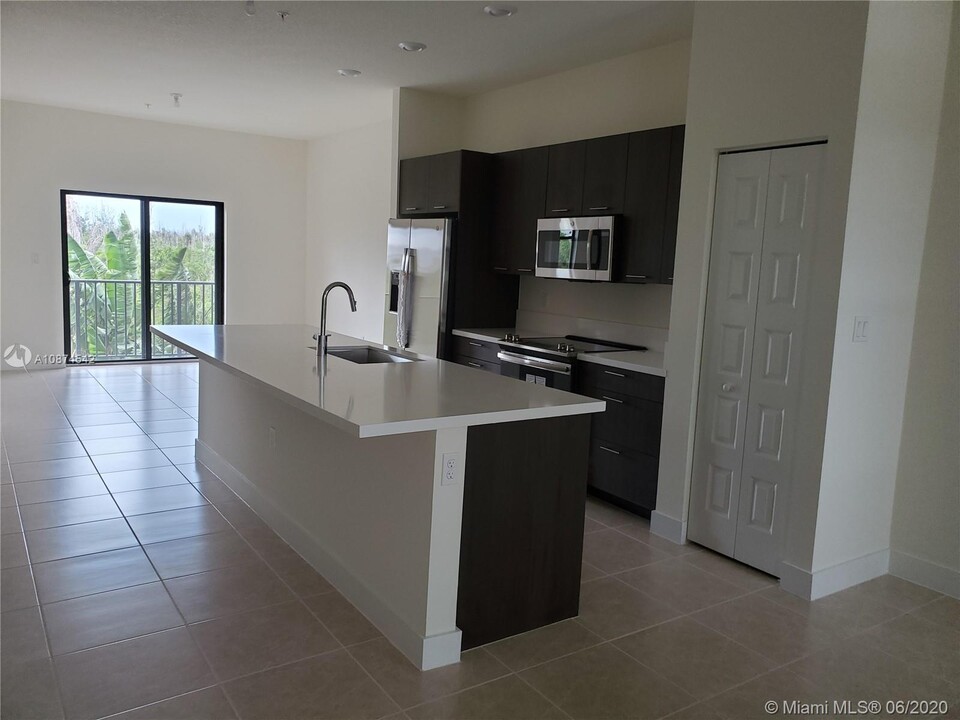 8175 NW 104th Ave-Unit -23 in Doral, FL - Building Photo