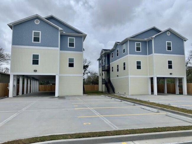 142 W 5th St, Unit B in Kemah, TX - Building Photo - Building Photo