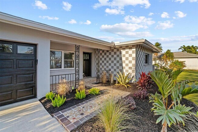 7160 Shore Dr S in South Pasadena, FL - Building Photo - Building Photo