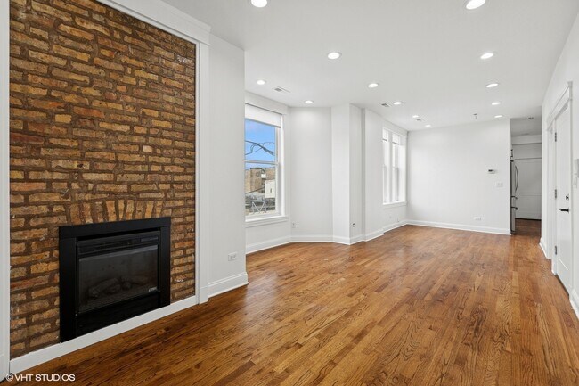2346 W Fullerton Ave in Chicago, IL - Building Photo - Building Photo
