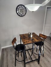 1334 W Ridgewood Ct in San Antonio, TX - Foto de edificio - Building Photo