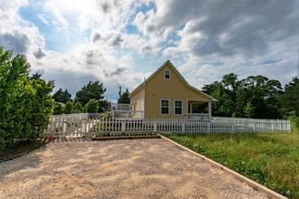 404 N Meyersville Rd in Brenham, TX - Building Photo - Building Photo