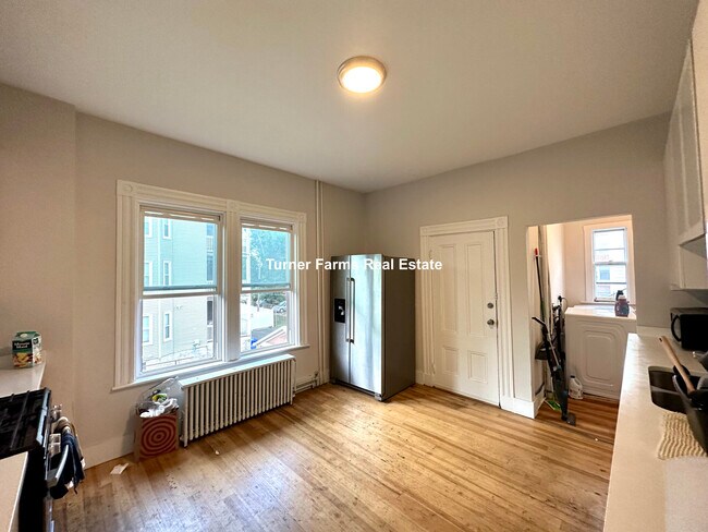 158 Boston St, Unit 2 in Boston, MA - Building Photo - Building Photo