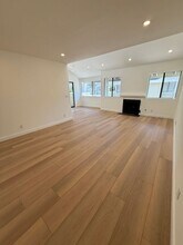 22137 Burbank Blvd in Los Angeles, CA - Building Photo - Building Photo