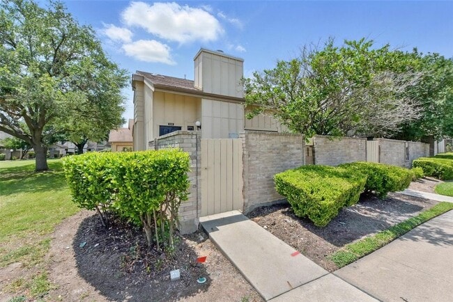 3126 Windchase Blvd in Houston, TX - Building Photo - Building Photo