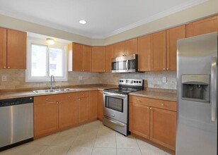 9 Holland St, Unit 2 in Harrison, NY - Foto de edificio - Building Photo