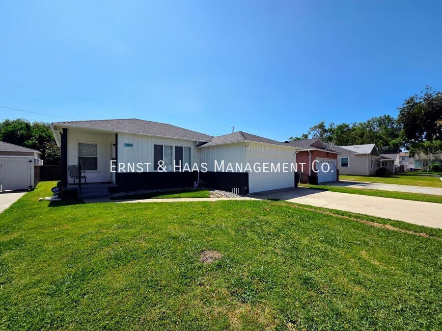 2814 Candlewood St in Lakewood, CA - Building Photo