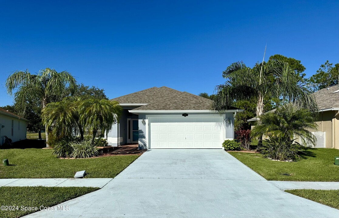 2461 Stratford Pointe Dr in West Melbourne, FL - Building Photo