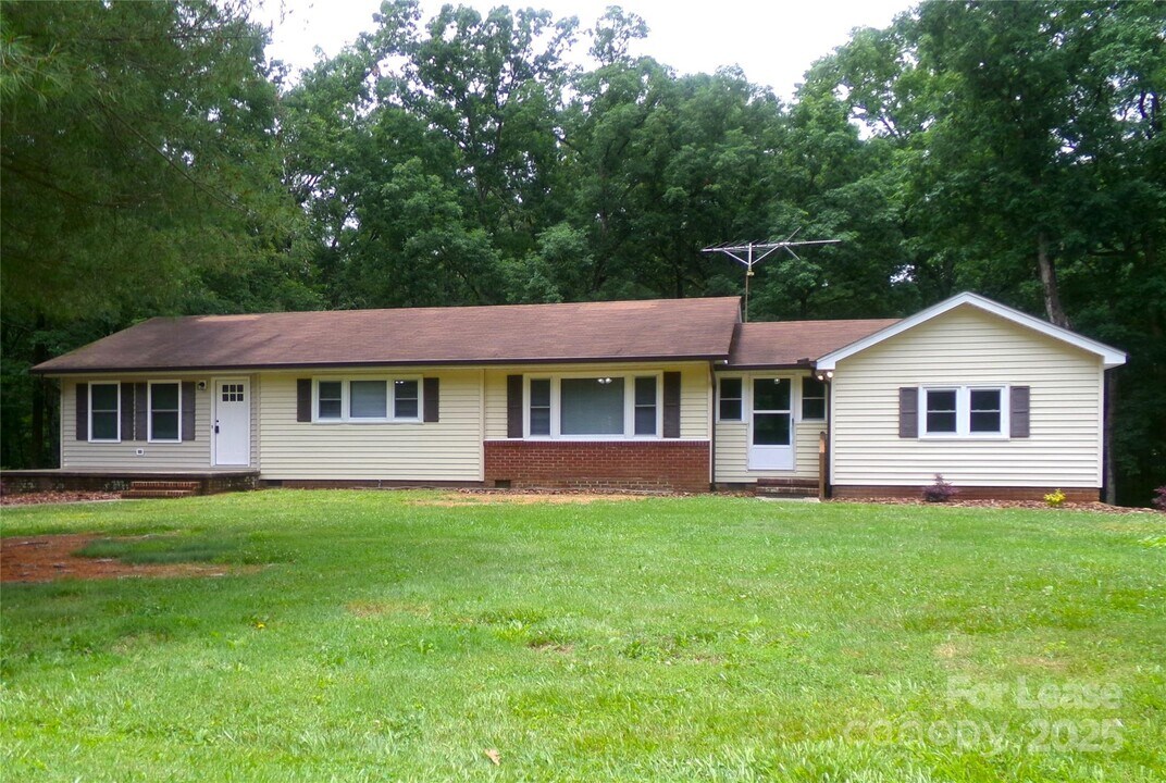 1441 Gold Hill Rd E in Mount Pleasant, NC - Building Photo