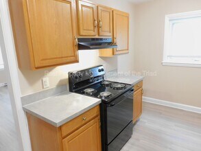 915 Idlewood Dr in Greensboro, NC - Building Photo - Building Photo