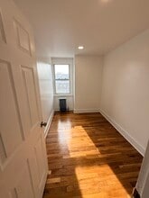 2051 33rd St, Unit 3 in Astoria, NY - Foto de edificio - Building Photo