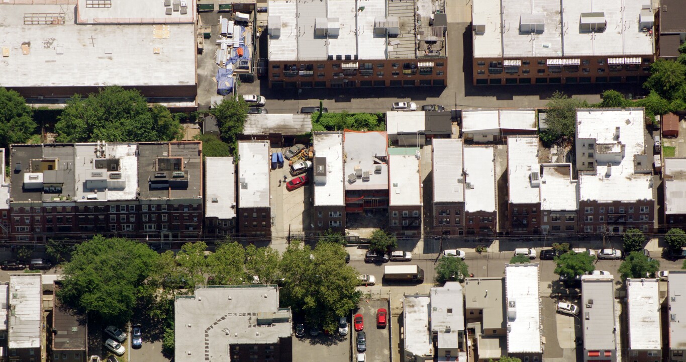 34-31 9th St in Astoria, NY - Building Photo