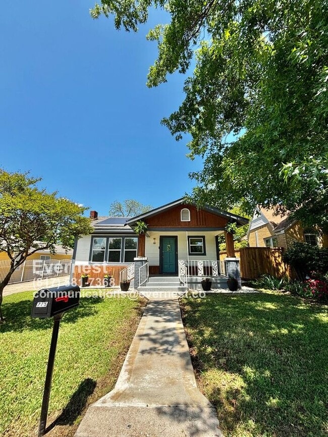property at 715 W Pembroke Ave