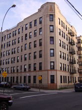 2200 Tiebout Ave in Bronx, NY - Foto de edificio - Building Photo