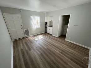 944 Tiverton Avenue in Los Angeles, CA - Foto de edificio - Interior Photo