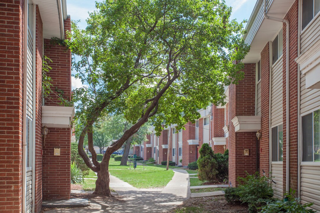 Westbury Park Townhomes in Champaign, IL - Building Photo