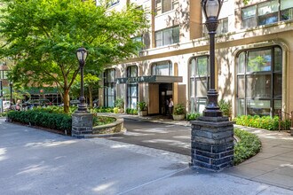 60 East End Ave in New York, NY - Foto de edificio - Building Photo