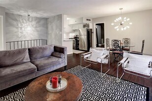 3401 Timmons Ln in Houston, TX - Building Photo