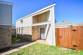 11330 Bandlon Dr in Houston, TX - Foto de edificio - Building Photo