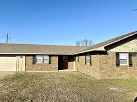3289 Cardinal Rd in Ardmore, OK - Building Photo