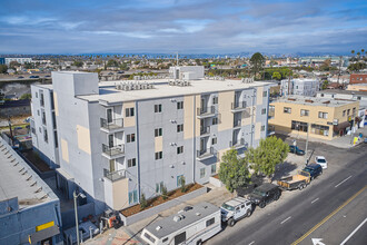 6001 S Broadway in Los Angeles, CA - Building Photo - Building Photo