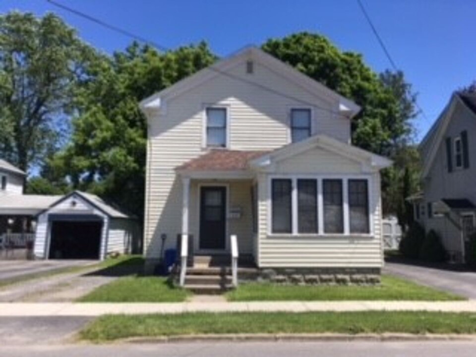 22 Eaton St in Hamilton, NY - Foto de edificio