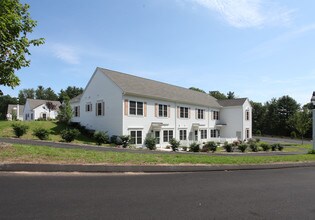 Peachtree Village in Avon, CT - Foto de edificio - Building Photo