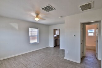 907 N 22nd Pl-Unit -4 in Phoenix, AZ - Building Photo - Building Photo