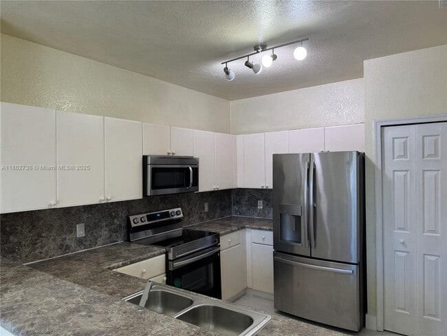 15882 SW 42nd St in Miramar, FL - Building Photo - Building Photo