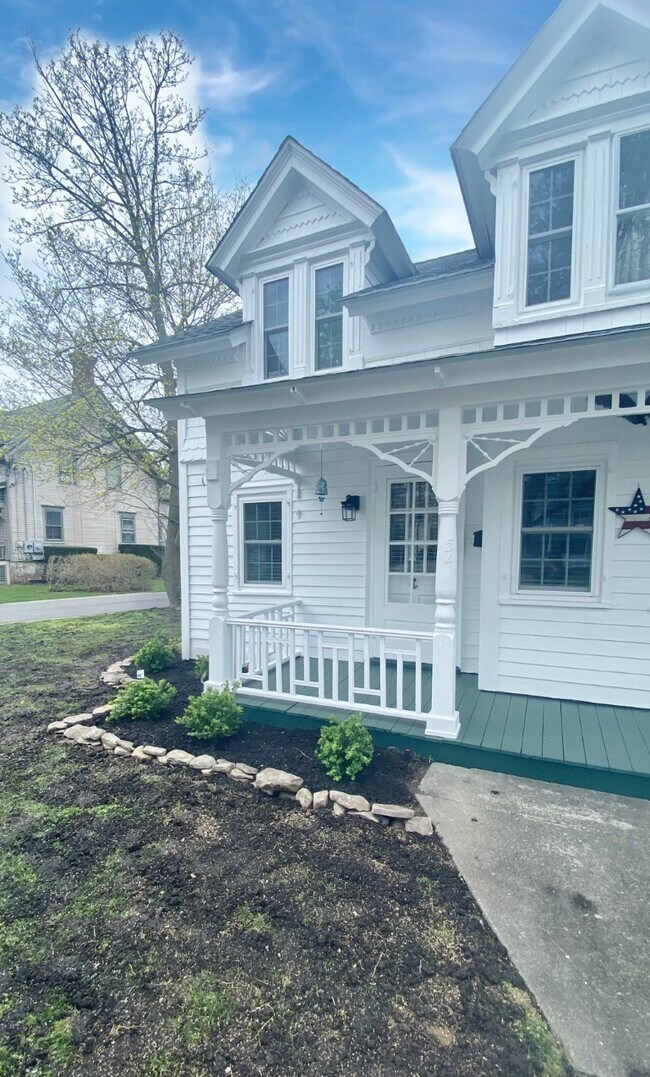 54 Broadway Apartments and Nearby Amityville Apartments For Rent