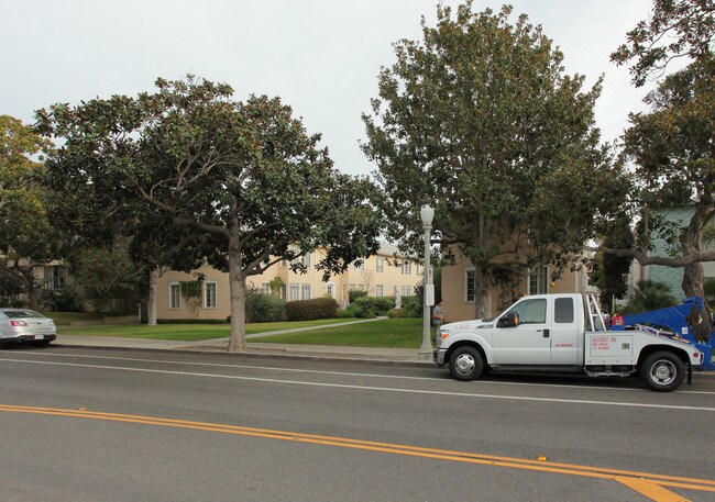 614-618 San Vicente Blvd in Santa Monica, CA - Foto de edificio - Building Photo