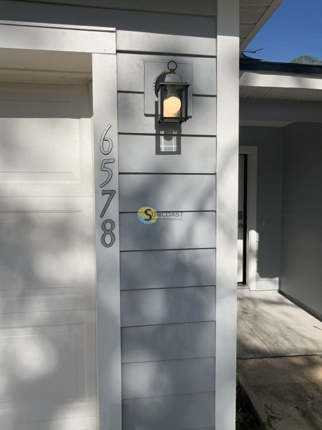6578 Flowers Ave in Jacksonville, FL - Building Photo - Building Photo