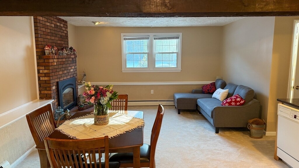 1 Sparhawk Cir, Unit #1 in Stoneham, MA - Foto de edificio