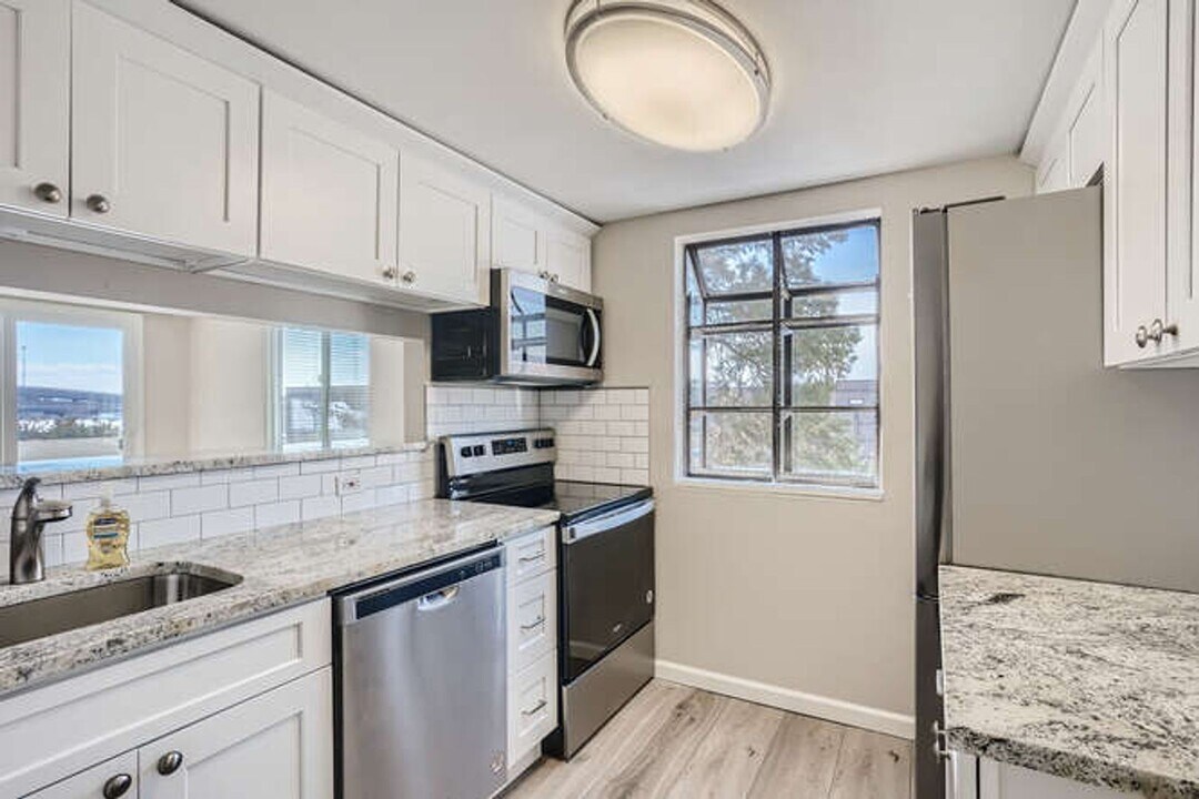 12400 E Cornell Ave in Aurora, CO - Building Photo