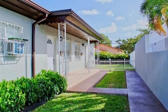 3690 SW 24th St in Miami, FL - Building Photo - Building Photo