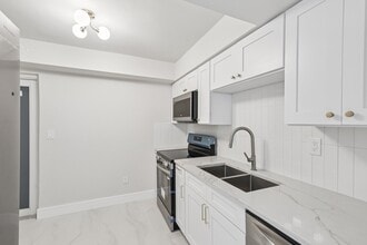 The Oaks Apartments in Bay Harbor Islands, FL - Foto de edificio - Building Photo