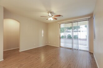 2427 E Glass Ln in Phoenix, AZ - Foto de edificio - Building Photo