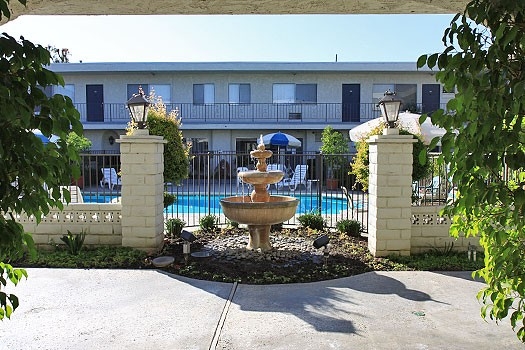 The Madrid Apartments in Van Nuys, CA - Foto de edificio - Building Photo