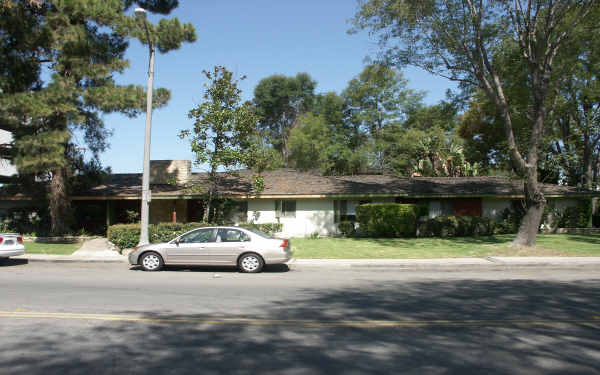 5251 E Los Altos Plz in Long Beach, CA - Building Photo