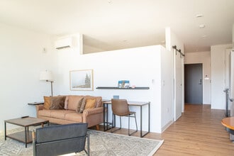 1237 N Van Buren St in Milwaukee, WI - Foto de edificio - Building Photo